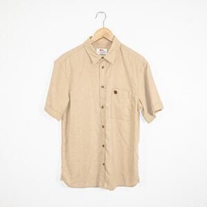 FjallRaven Men's Ovik Travel Short Sleeve Button up Shirt Sand Stone Small